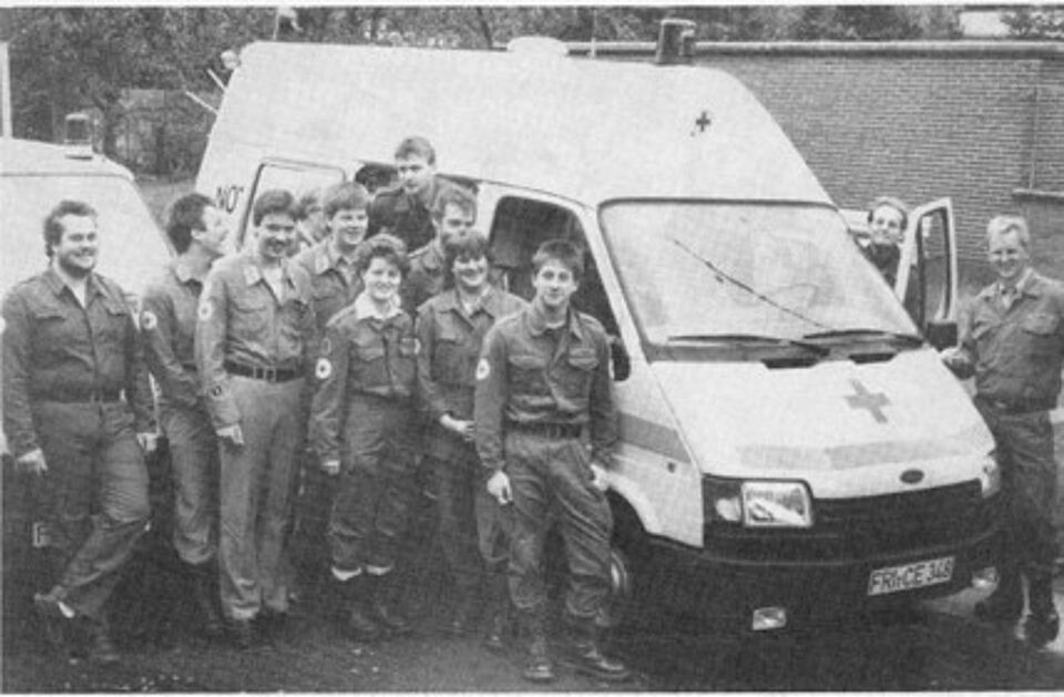 Nagelneu ist der VW Bus, den der Leiter der DRK-Bereitschaft Heidmühle, Helmut Lübben (rechts) vom Vorsitzenden des DRK-KreisVerbandes Jeverland, Rainer Schimunek im jeverschen DRK-Zentrum bei der Schlüsselübergabe entgegennehmen konnte. Das Fahrzeug soll im Raum Schortens--Heidmühle neben der allgemeinen Fahrbereitschaft auch in der Sozial- und Altenbetreuung eingesetzt werden. Dies ist nach den Worten des Kreisvorsitzenden bereits die fünfte Austauschaktion abgängiger alter Fahrzeuge gegen neue, die seit 1979 vom Kreisverband durchgeführt worden ist. „Ziel dieser Umstellung auf Dieselfahrzeuge", so Schimunek, „ist nicht alleine die Modernisierung des Fahrzeugparks, sondern vor allem die Senkung der hohen Reparaturkosten." Foto: Carstens